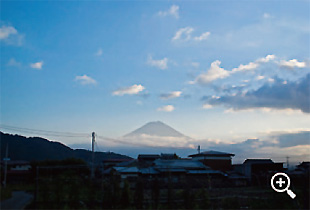 御師の家のある集落越しに望む富士山