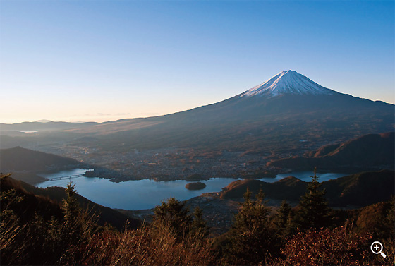 新道峠から見た朝の河口湖と富士山